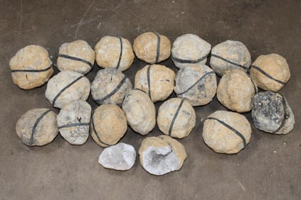 (20) CLEAR QUARTZ Crystal Geodes (ONE$)