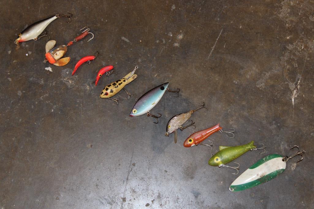 (10) Vintage Fishing BAITS and LURES: 10 Vintage Fishing BAITS and LURES. Rapala Shallow Shad Rap fishing lure, vintage Heddon Tiny Crazy Crawler, 2 vintage Heddon Tadpolly fishing lures, vintage Bomber 600 series fishing lure likely from