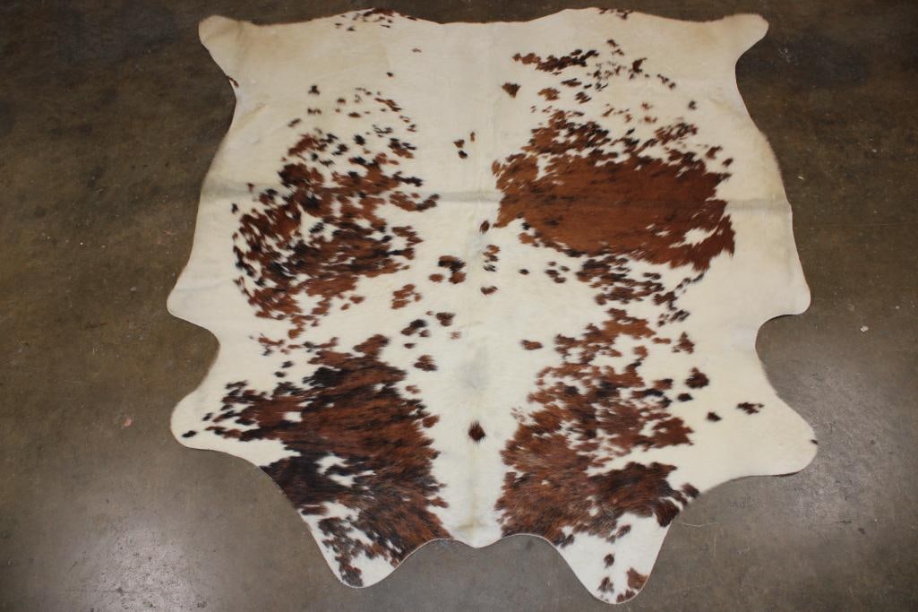 "Salt and Pepper" Brindle COWHIDE or COWHIDE RUG: "Salt and Pepper" Brindle COWHIDE or COWHIDE RUG. It measures 73" Long x 73" Wide. TAXIDERMY HIDES AND RUGS