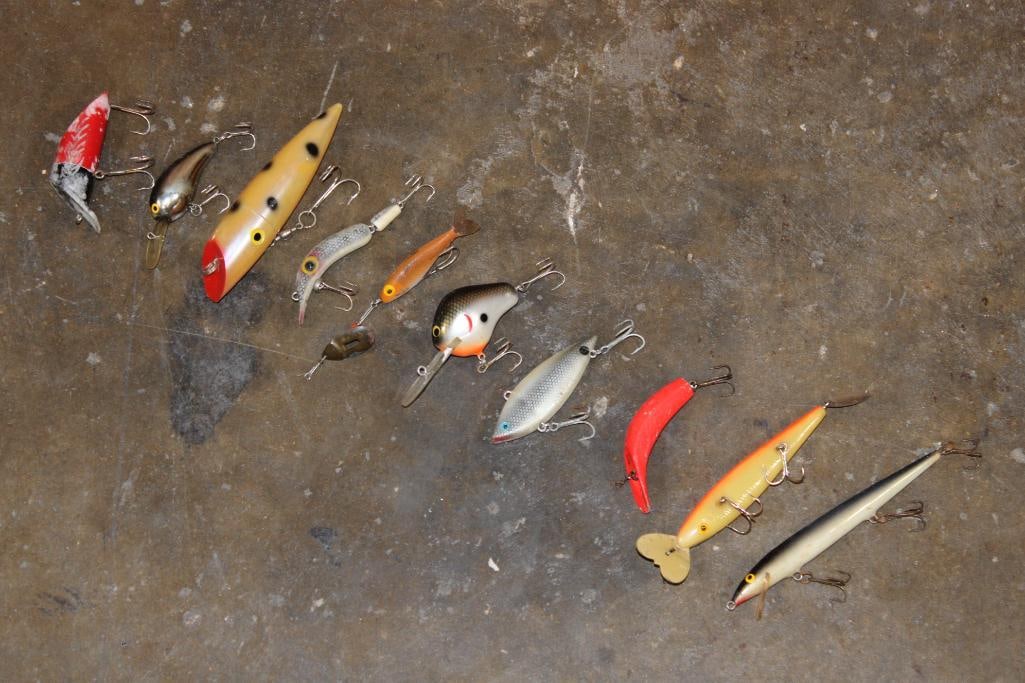 10 Vintage Fishing BAITS and LURES: 10 Vintage Fishing BAITS and LURES. Heddon River Runt Spook Floater, Norman Lures Deep Tiny N or Deep Little N crankbait, vintage custom made "salmon plug" style lure, Beno jointed fishing lure,