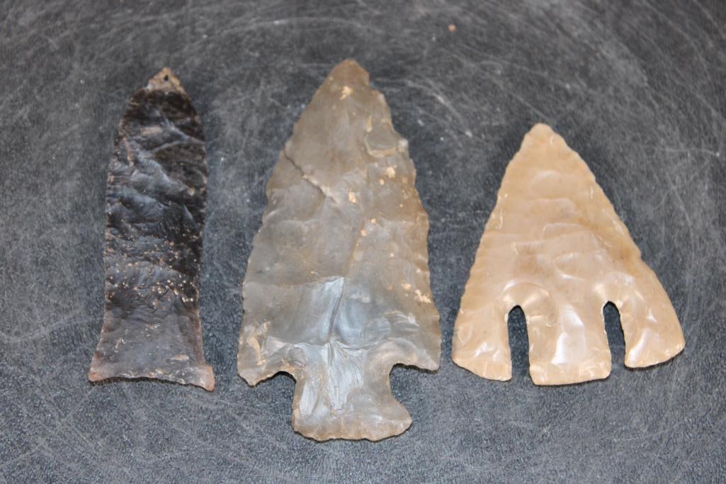 (2) Classic ARROWHEAD Points, Plainview and Calf Creek and (1) Basal Notched ARROWHEAD Point: 2 Classic ARROWHEAD Points, Plainview and Calf Creek and 1 Basal Notched Arrowhead. They measure 2.75" Tall x 2 1/8" Wide and 3" Tall x 1" Wide, and 4 1/8" Tall x 1 7/8" Wide. ARROWHEADS *While
