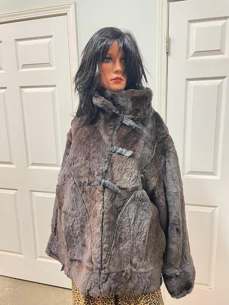 Natural Soft Sheared LLAMA Fur Coat, Size Small: Beautiful Natural and Soft Sheared LLAMA Fur Coat. It measures 27" Long and 16" across the back Shoulders. The Sleeves measure 26" Long each. It is a Size Small and has a zipper and 3 belt buckle