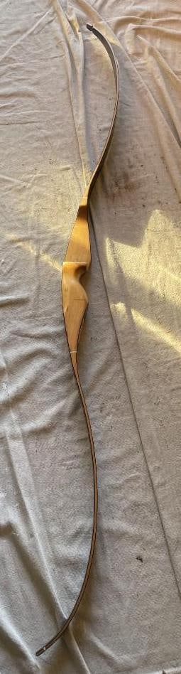 Old Ranger Darton Super Flite Recurve BOW made of Wood: Old Ranger Darton Super Flite Recurve BOW made of Wood. It measures 58" Long and has a draw weight of 40 to 45 and is made in the USA. This would look great on the wall as lodge decor. COLLECTIBLE