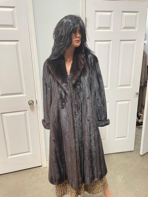 Full Length Natural Black MINK Fur Coat, Size Small to Medium: Beautiful Full Length Natural Black MINK Fur Coat. It measures 47" Long and 15" across the Back Shoulders. The Sleeves are 25" Long each and it should fit a Size Small to Medium. TAXIDERMY FUR COATS