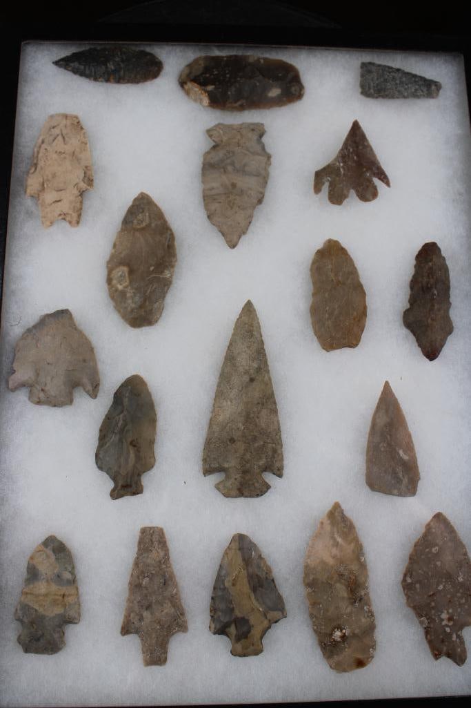 (18) Native American Projectile Points or ARROWHEADS in a Display Case (1 of 8)