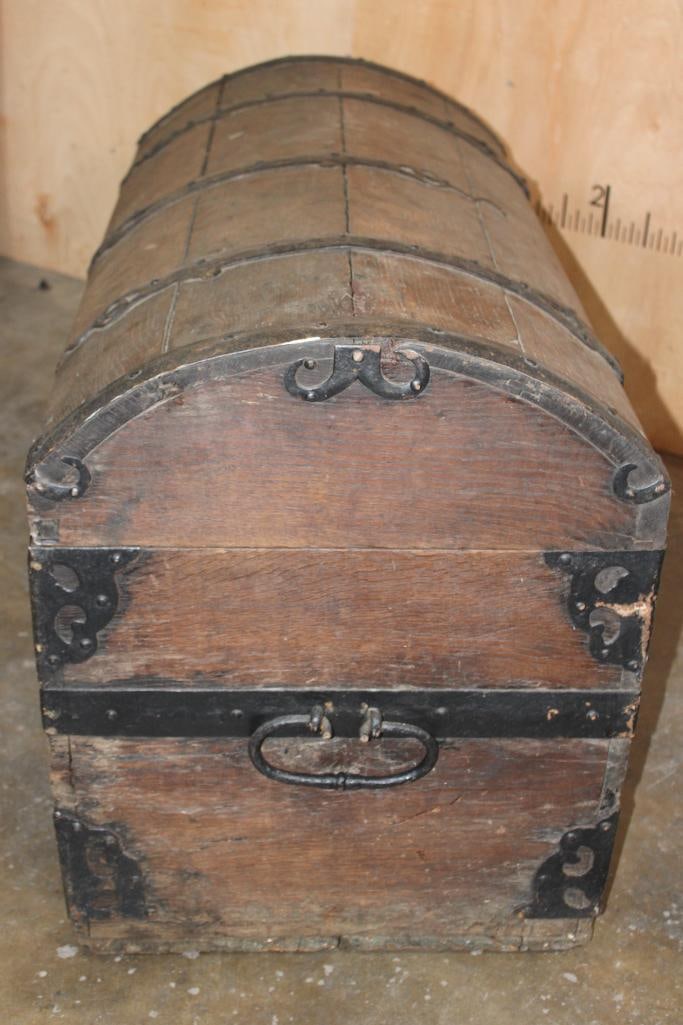 Antique 18th Century European Oak Immigrant TRUNK with the Key and Forged Hardware - 3
