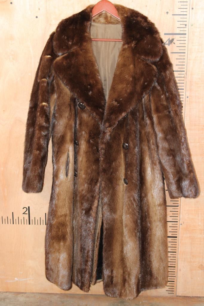 Men's Long RIVER OTTER Fur Coat, Fits Like a Men's Medium-Large: Gorgeous Men's Long RIVER OTTER Fur Coat from Montreal Master Furriers. It measures 46" Long and 17.5" across the back Shoulders. The Sleeves are 26.5" Long each. It has 6 Leather tufted buttons for