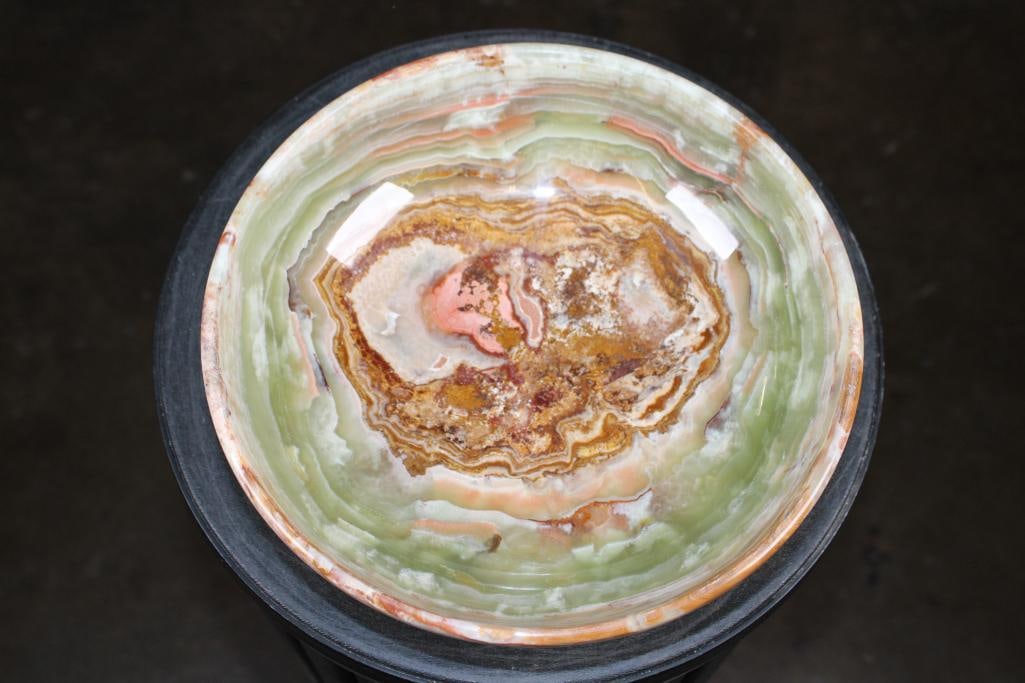 Big Polished GREEN BANDED ONYX Bowl: Big Carved and Polished GREEN BANDED ONYX Bowl It measures 9 7/8" Wide x 3" Tall and the Total Weight is 4 lbs 2 oz. Green banded onyx is a naturally banded stone valued for its visual appeal and