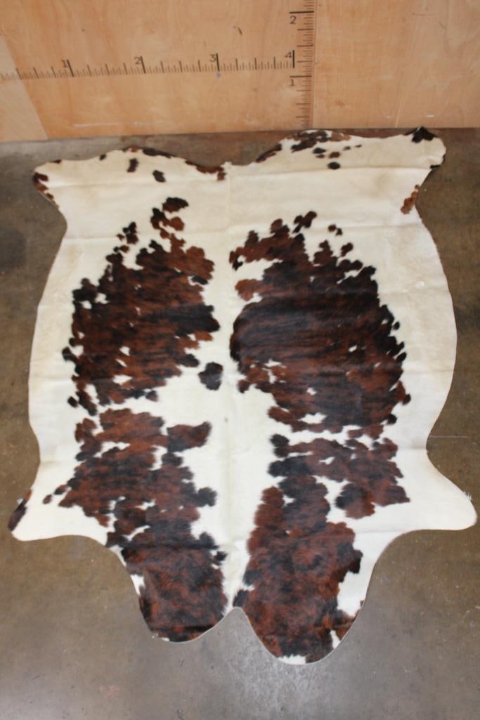 *Brand New* Tri-color COWHIDE or COWHIDE RUG: *Brand New* Tri-color COWHIDE or COWHIDE RUG. It measures 86" Long x 73" Wide and is made from 100% genuine Cowhide Leather. Cowhides are known for being durable, easy to clean, and