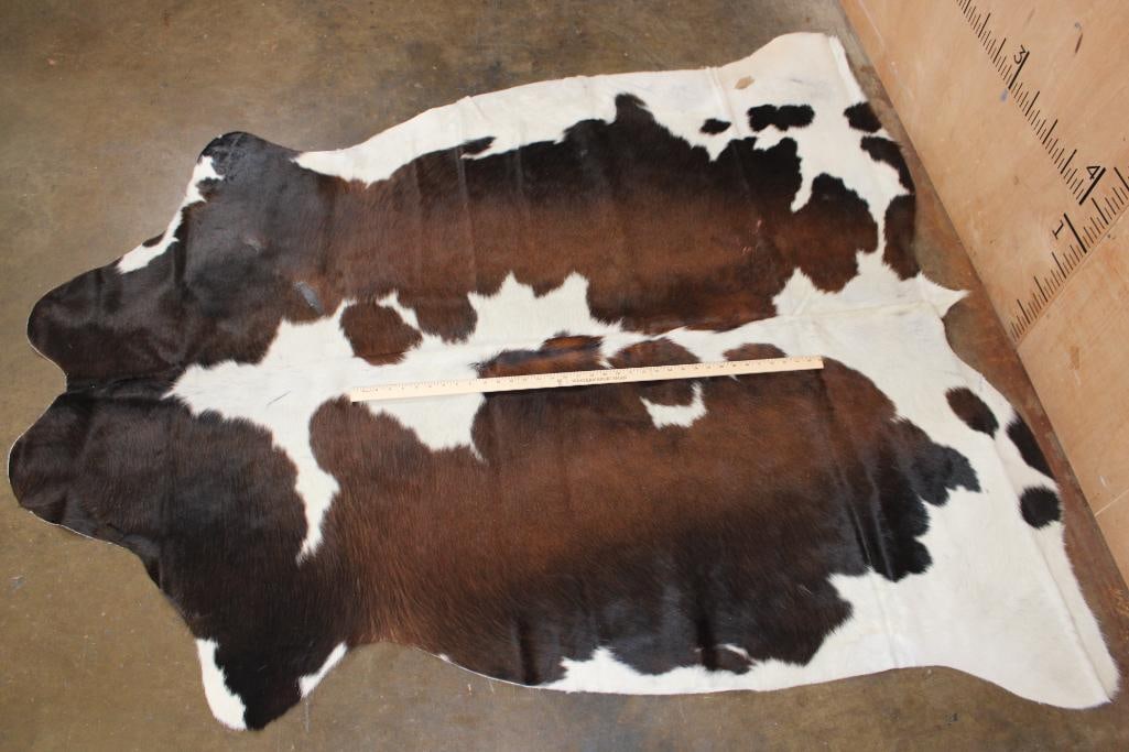 *Brand New* Tri-color COWHIDE or COWHIDE RUG: *Brand New* Tri-color COWHIDE or COWHIDE RUG. It measures 77" Long x 67" Wide and is made from 100% genuine Cowhide Leather. Cowhides are known for being durable, easy to clean, and