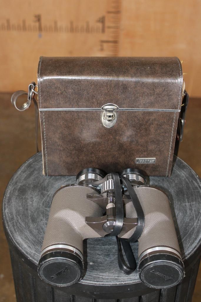 1960's "Jason" Japan Statesman Model no.165 BINOCULARS with the Original Leather Carrying Case: 1960's "Jason" Japan Statesman Model no.165 BINOCULARS with the Original Leather Carrying Case. The Leather Case has a corduroy lining and measures 8" Wide x 7.25" Tall x 3" Depth. The Total Weight