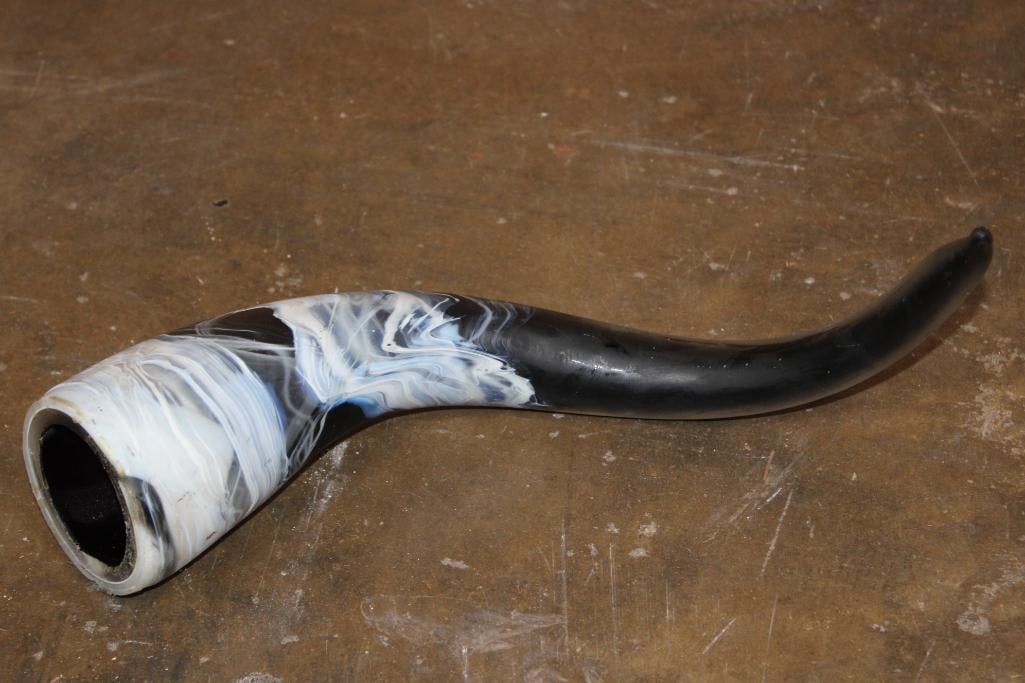 Decorative Glass Blown Horn Sculpture: Decorative Glass Blown Horn Sculpture. It measures 20.5" around the curve. TAXIDERMY ART 