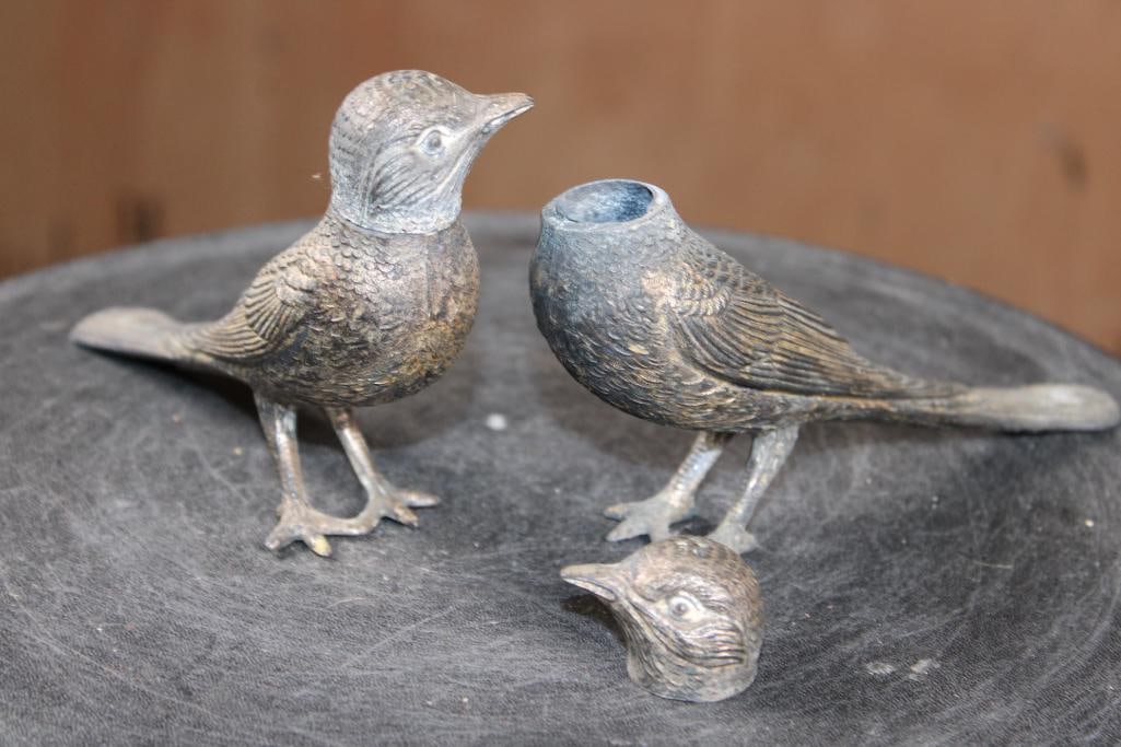 Vintage Metal Bird SALT and PEPPER SHAKER: Vintage Metal Bird SALT and PEPPER SHAKER. They measure 6" Long x 4" Tall each and the Total Weight is 13 oz. One has a broken thread on the head, it could be glued. COLLECTIBLE SALT AND PEPPER