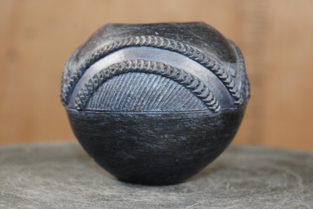 Zulu Beer Pot or UKHAMBA with Amusumpa Relief Patterns - 2