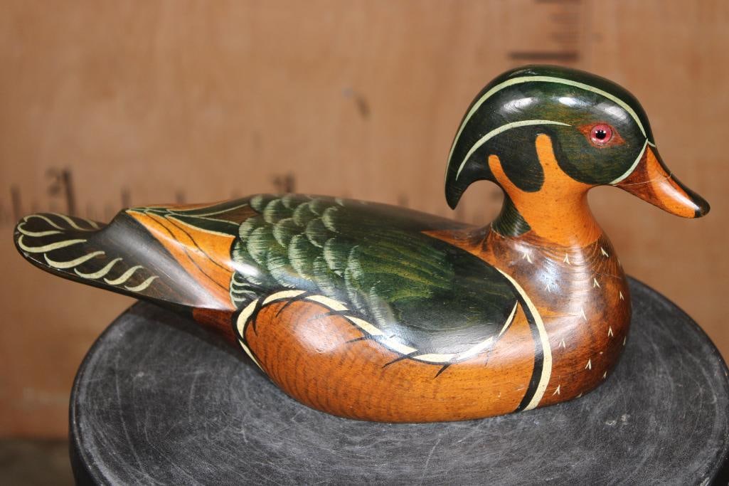 Signed "SS Huntsman" "84" Big Sky Carvers Hand-carved DUCK DECOY: Hand-carved DUCK DECOY Signed "SS Huntsman" "84" by Big Sky Carvers Bozeman, Montana. It has Glass Eyes and measures 13" Long x 5" Wide x 6.5" Tall and Weighs 1.4 lbs. COLLECTIBLE DUCK DECOYS 