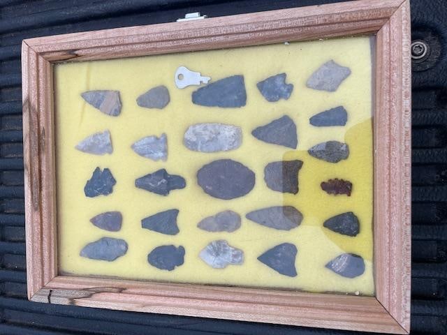 (26) Native American ARROWHEADS or ARROW POINTS in a Locking Glass Display Case with 2 Keys - 2