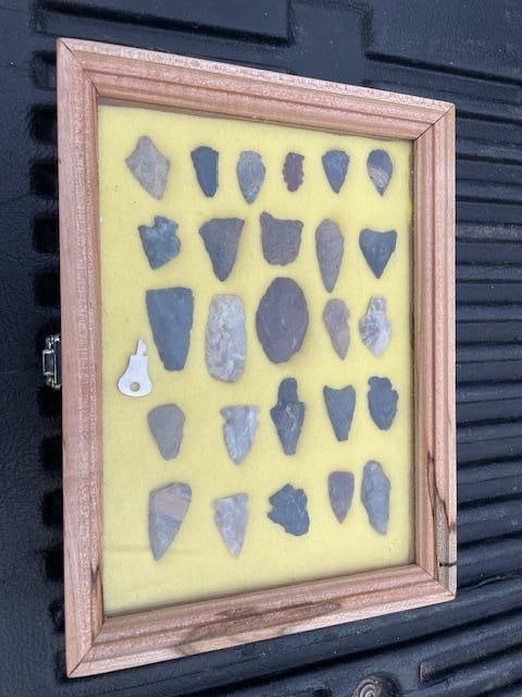 (26) Native American ARROWHEADS or ARROW POINTS in a Locking Glass Display Case with 2 Keys - 3