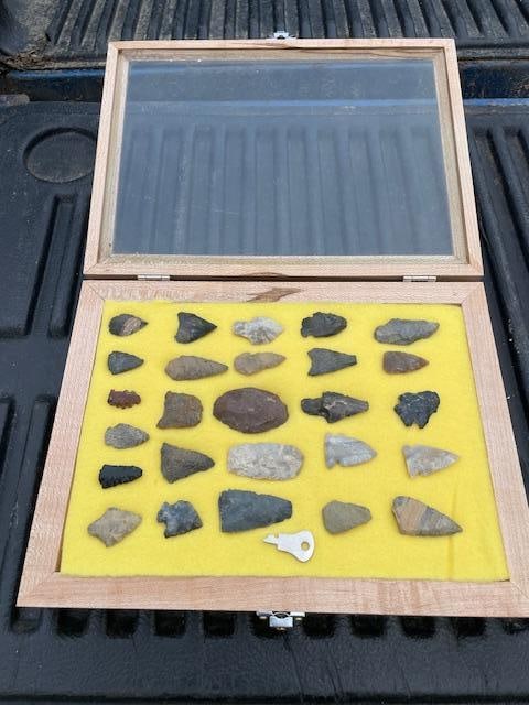 (26) Native American ARROWHEADS or ARROW POINTS in a Locking Glass Display Case with 2 Keys - 4
