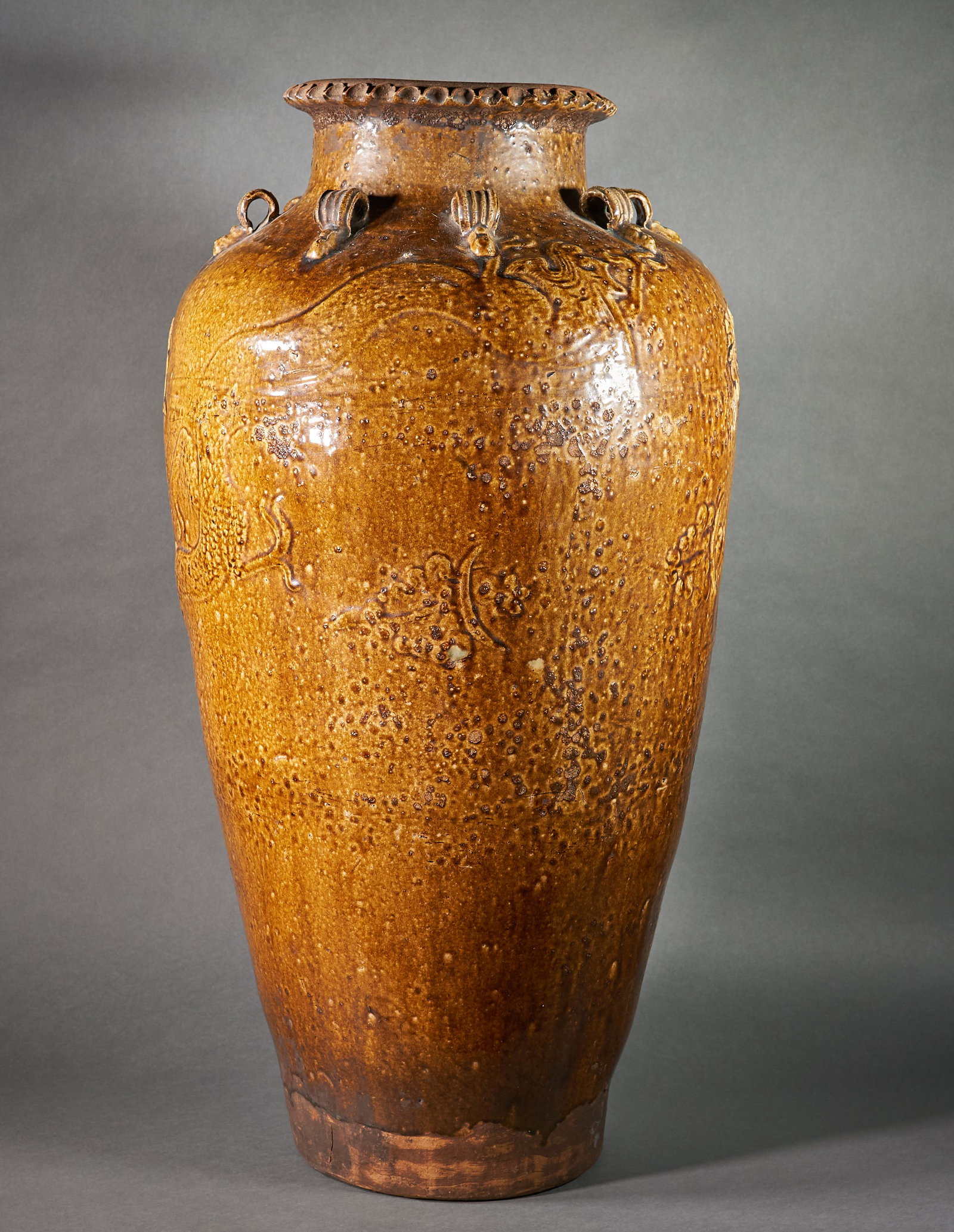 Large Chinese Martaban jar. (1 of 3)