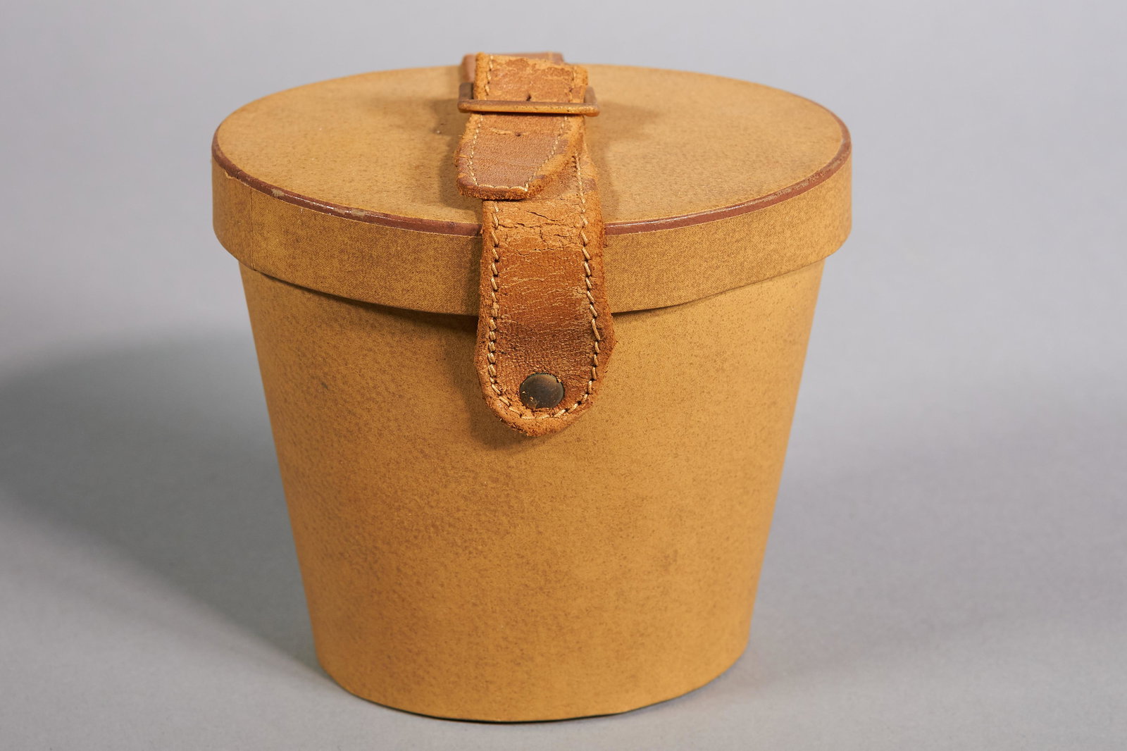 Miniature doll hat box. (1 of 2)