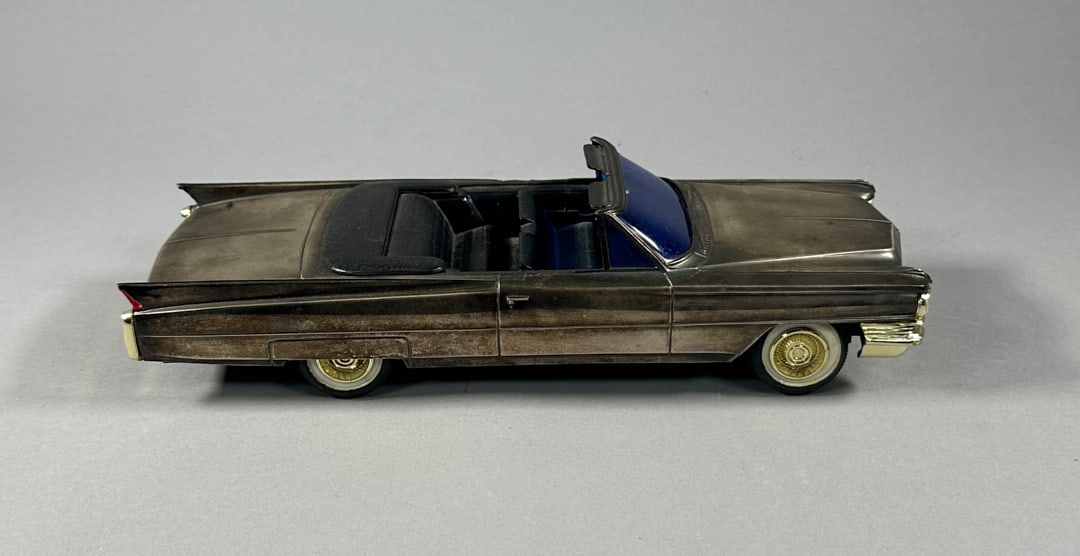 Cadillac Toy Car Battery Operated Radio. Hong Kong (1 of 7)