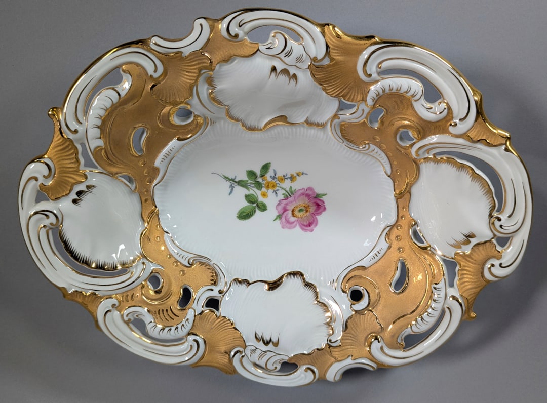 Meissen Pierced Bowl, Rocaille, Porzellan Manufaktur Asymmetrical Bowl with Incredible Floral Design (1 of 3)