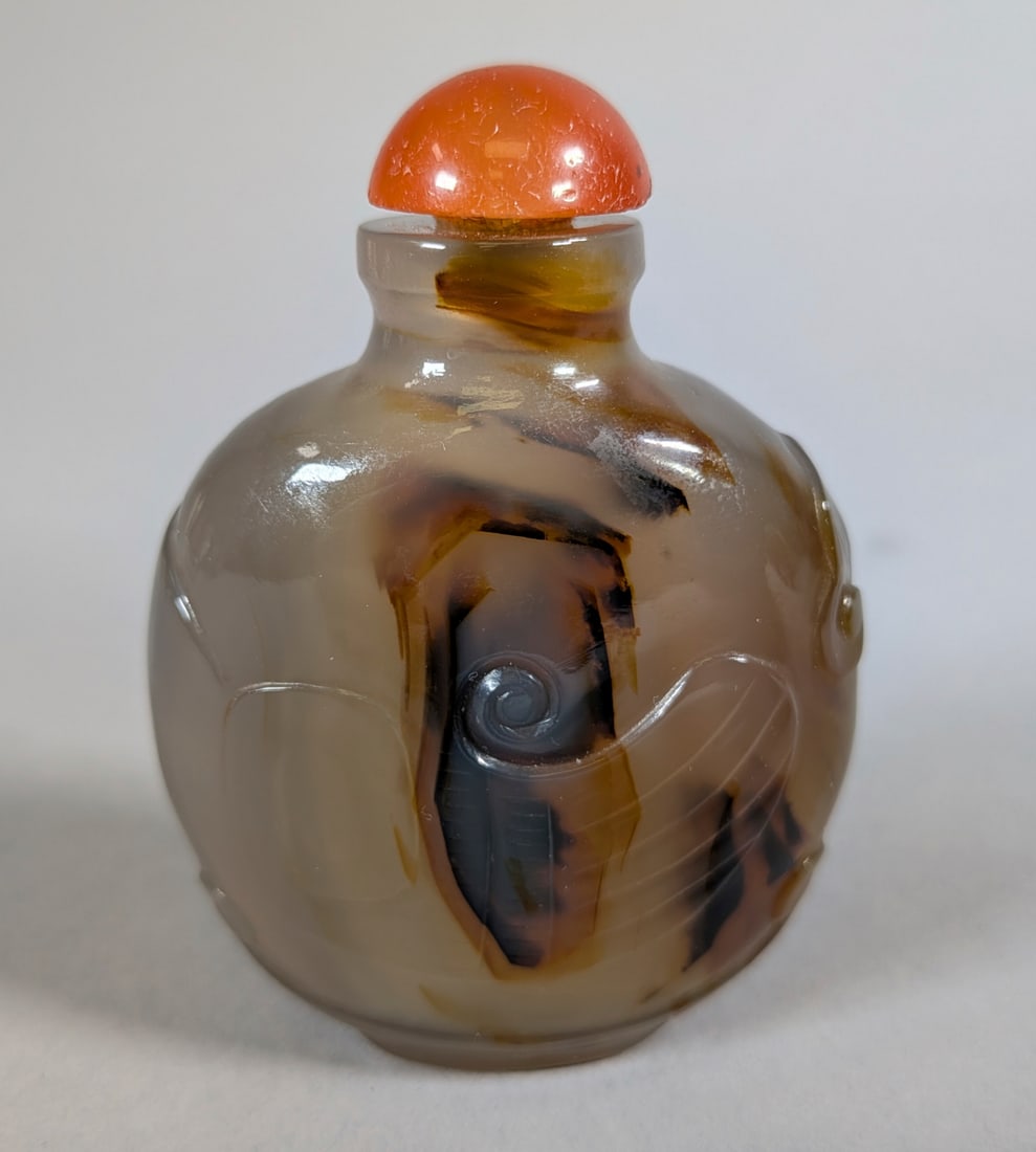 Snuff Bottle With Red Glass Overlay Chinese Bats Design: Snuff Bottle With Red Glass Overlay Chinese Bats Design.