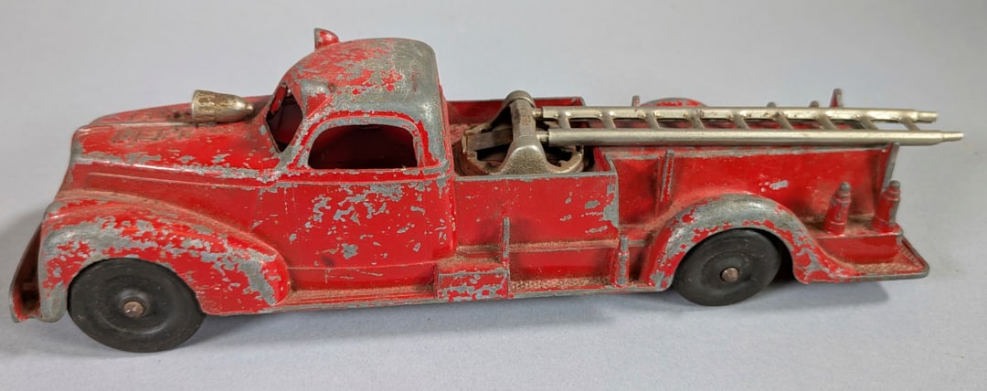 Hubley Kiddie Toy #472 Fire Truck Made in USA: Hubley Kiddie Toy #472 Fire Truck Made in USA, Original Paint.