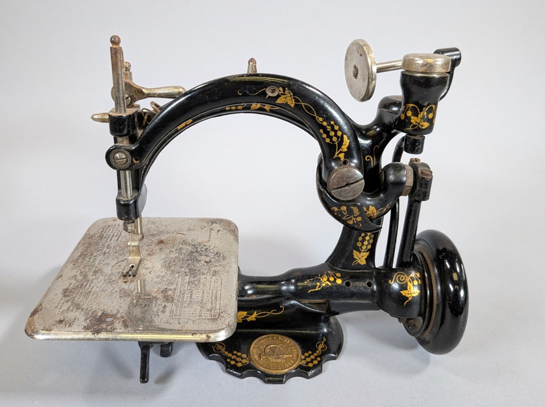 Wilcox & Gibbs New York Hand Crank Sewing Machine 1893 pat. Made in USA: Wilcox & Gibbs New York Hand Crank Sewing Machine 1893 pat. Made in USA.