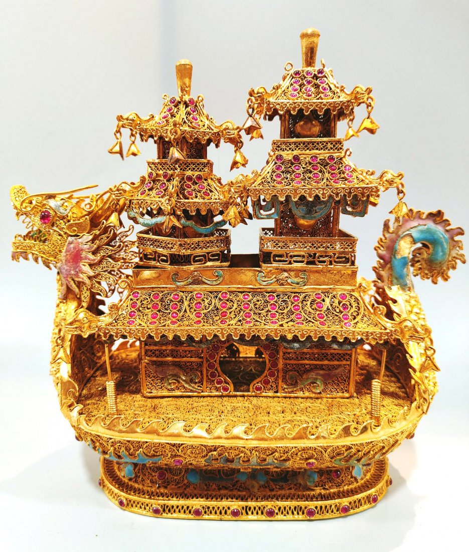 A Chinese Gems Inlaid Gilted Bronze Thread Dragon Boat: A Chinese Gems Inlaid Gilted Bronze Thread Dragon Boat, Qing Dynasty with Qianlong Mark, Size: 24*24cm, Weight: 1275g.