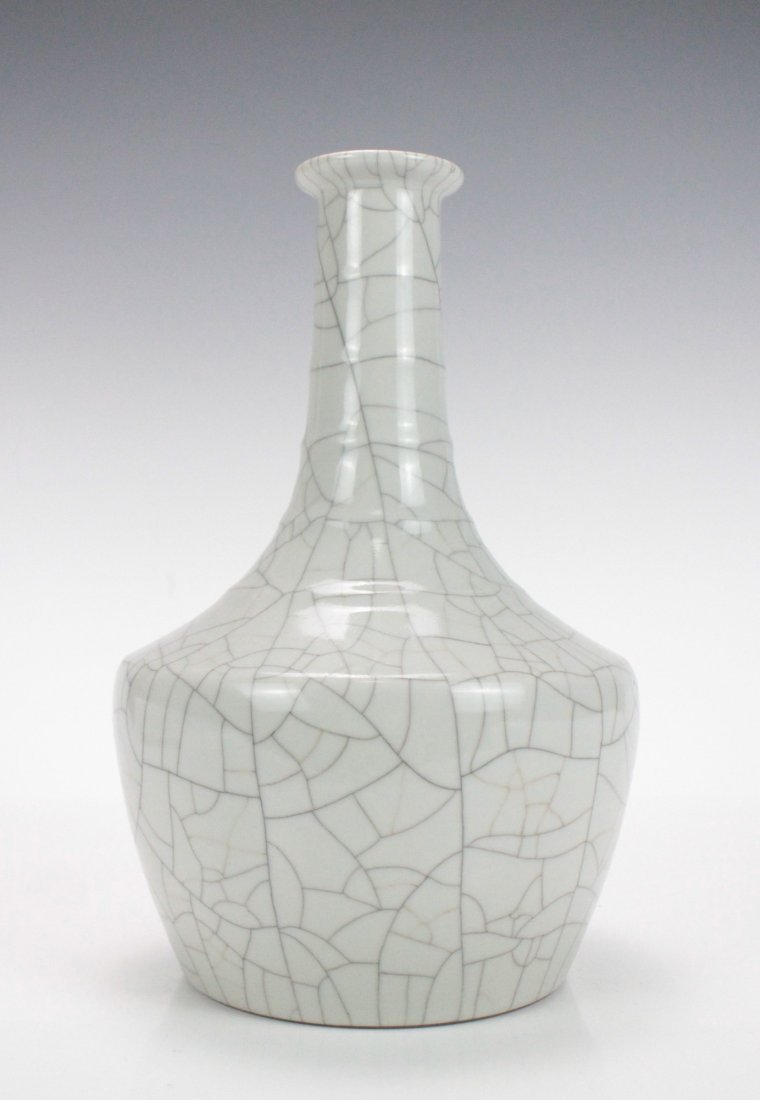 A Chinese Ge Kiln Porcelain Vase (1 of 7)