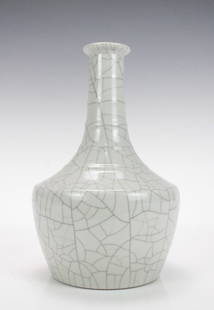 A Chinese Ge Kiln Porcelain Vase: A Chinese Ge Kiln Porcelain Vase, Qing Dynasty with Qianlong Mark, Size: 28*18cm.