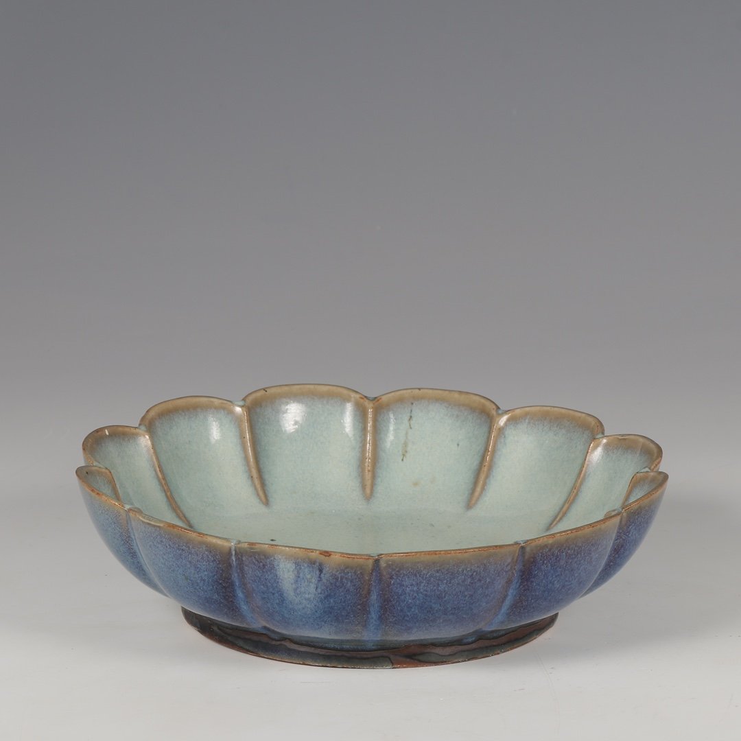 A Chinese Jun Kiln Porcelain Lotus Plate (1 of 9)