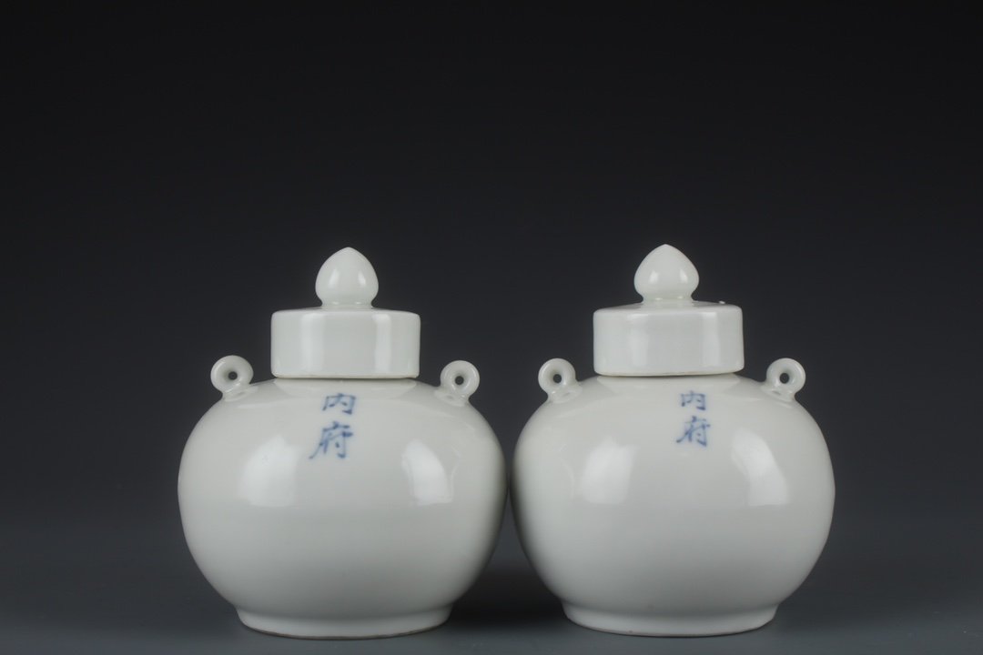 A Pair Chinese White Glaze Porcelain Cover Jars (1 of 8)