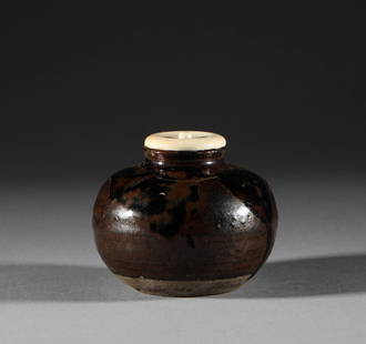 In Song Dynasty, sauce glazed jar: H:8cmï¼ŒW:6cmï¼Œweightï¼š118g