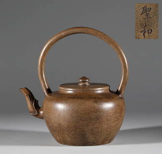 In the Qing Dynasty, Zisha tiaojiang teapot: H:17cmï¼ŒW:17.5cmï¼Œweightï¼š423.7g