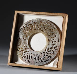 Han Dynasty, Hetian Yubi group: Diamter:15cmï¼ŒW:cmï¼Œweightï¼š194g