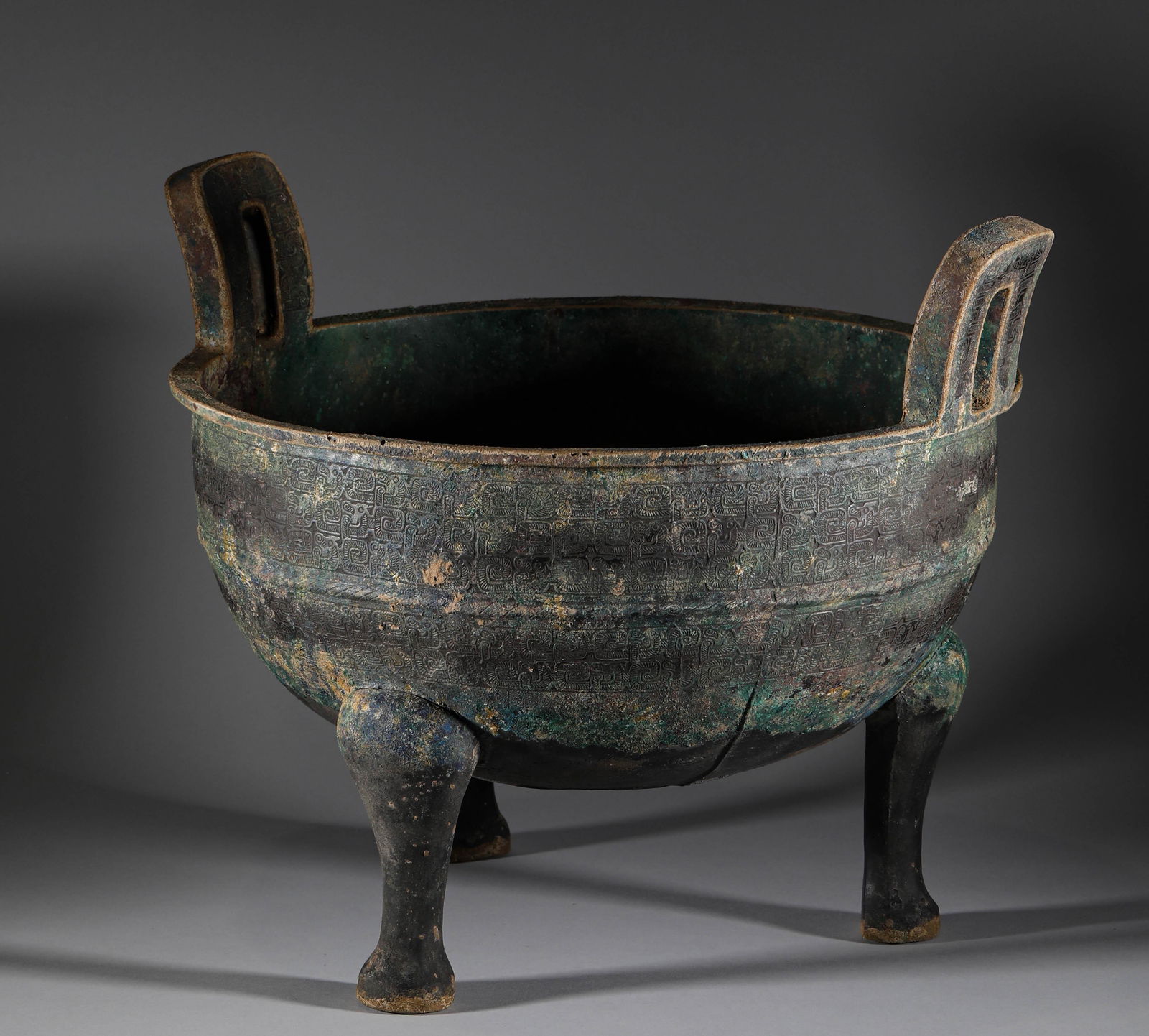 Bronze round tripod of Warring States Period (1 of 15)