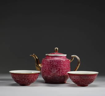 Republic of China, a set of pink flower teapot: H:15cmï¼ŒW:15cm,Weight:713gH:5cmï¼ŒW:11.5cm