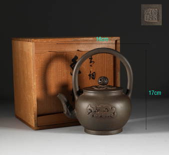 Purple sand lifting beam pot in Qing Dynasty: H:17cmï¼ŒW:16cm,Weight:385g