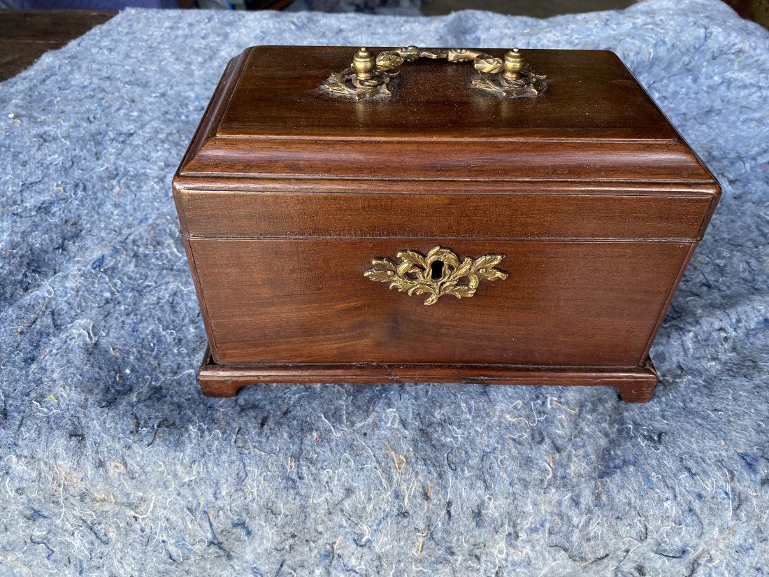 Georgian Mahogany Tea Caddy on Bracket Feet (1 of 4)