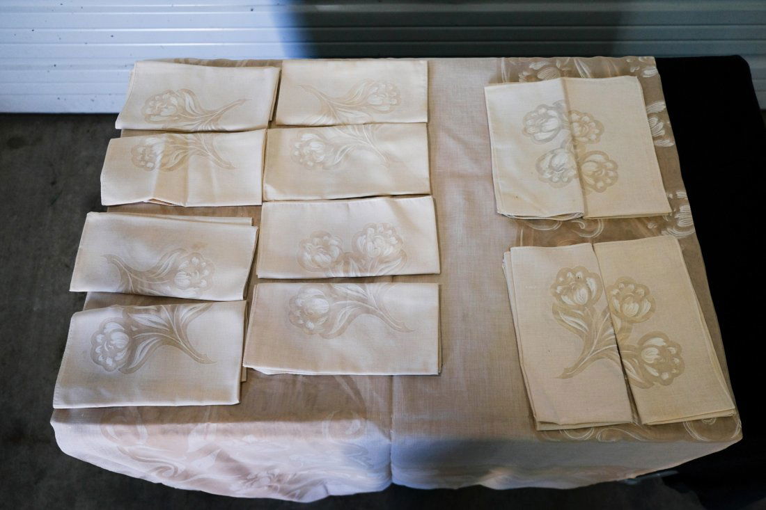 Large Lot of Napkins, Table Cloths, Placemats: Large Lot of Napkins, Table Cloths, Placemats