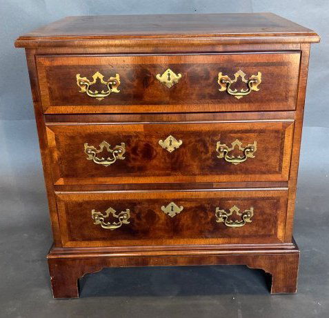 Vintage Henredon Bachelors Chest: Vintage Henredon Bachelors Chest24 H x 22.75 W x 16.75 D