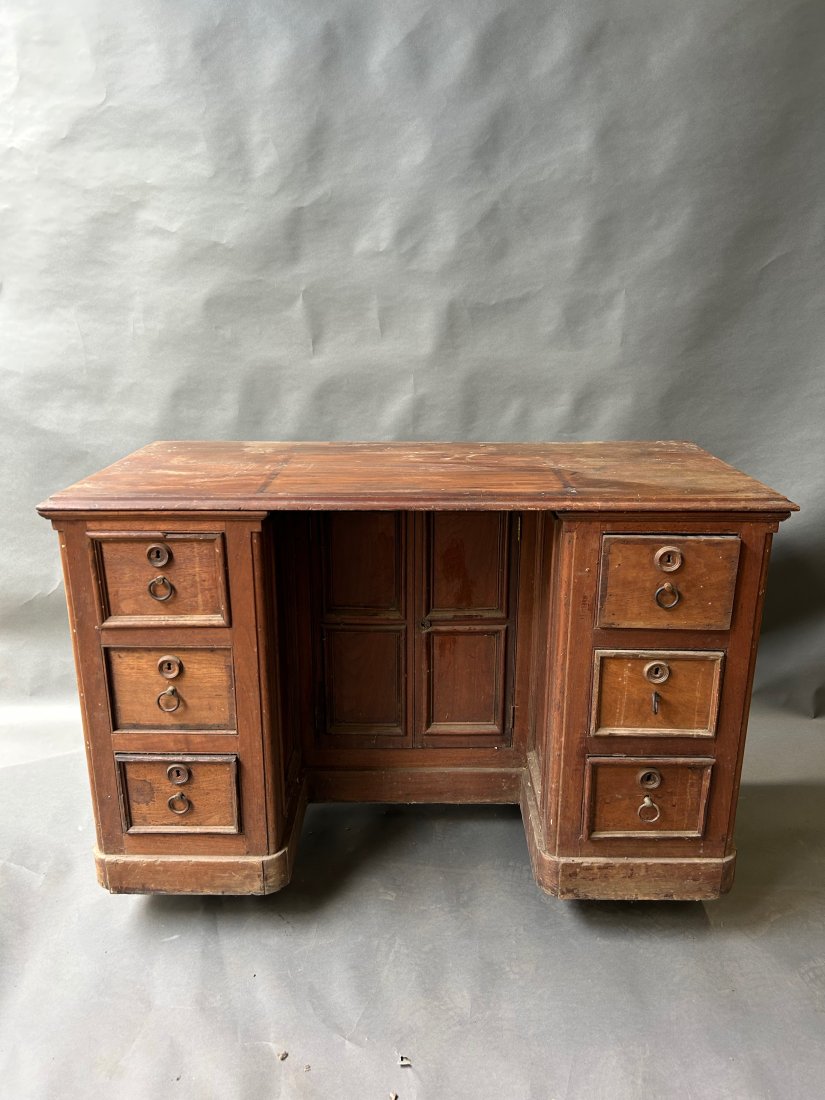 19th Century English Kneehole Desk: 19th Century English Kneehole Desk