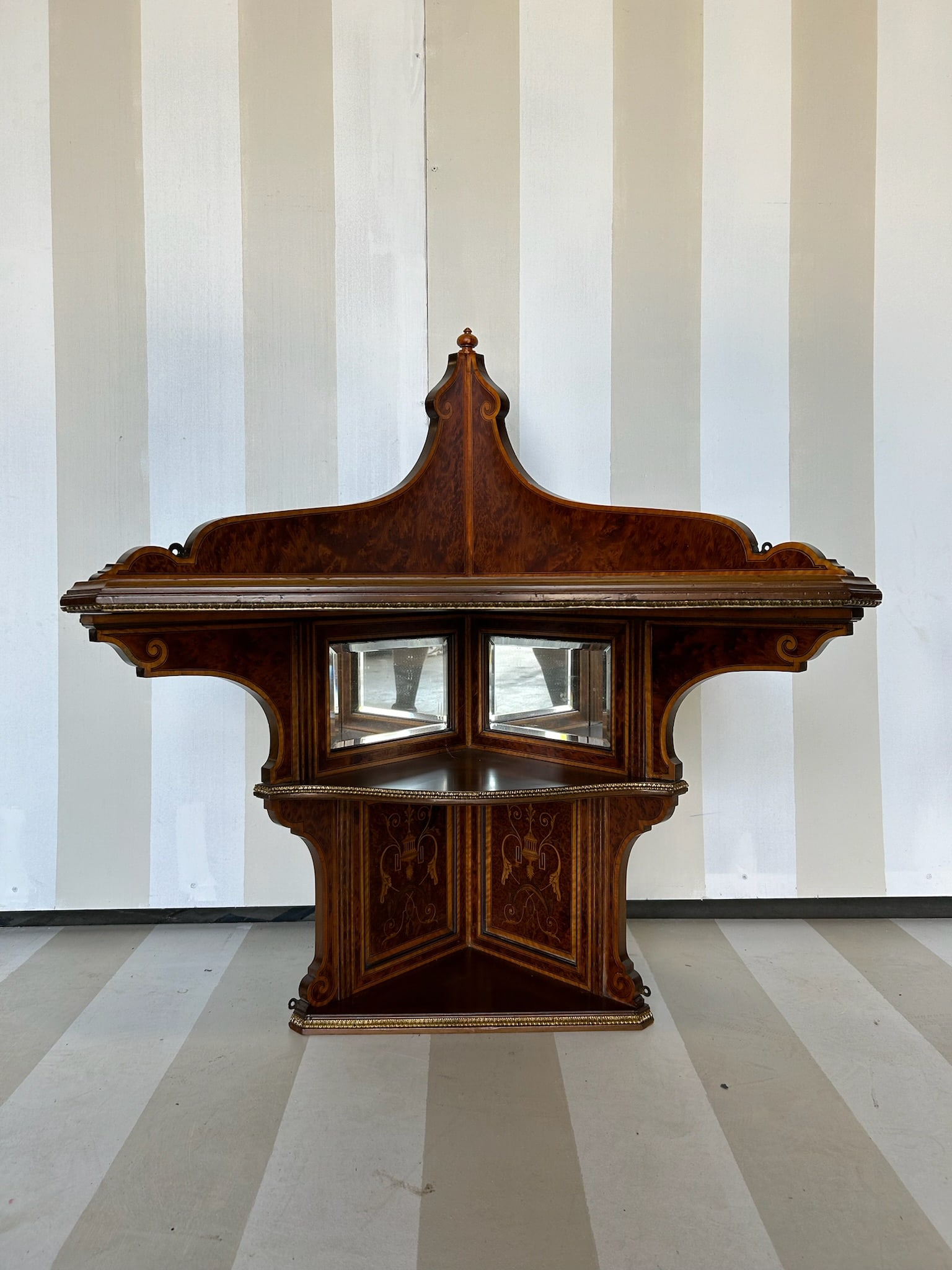 Fine 19th Century Amboyna and satinwood corner bracket: Fine 19th Century Amboyna and satinwood corner bracket