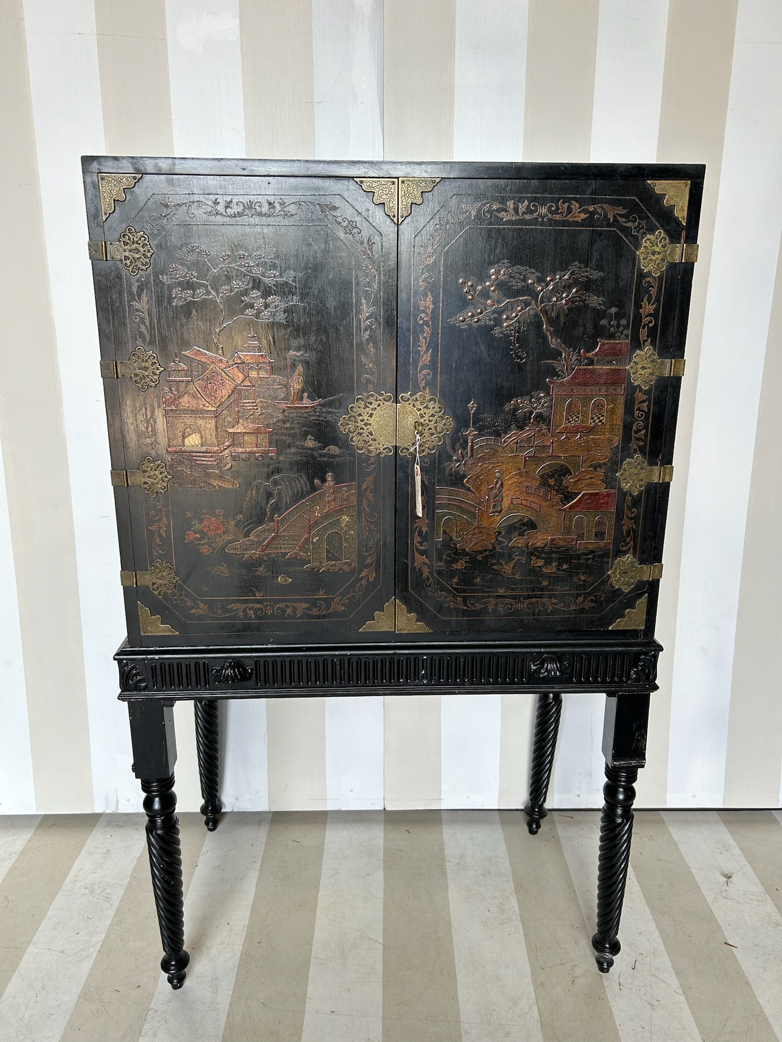 Fine 18th- 19th Century Chinoiserie Lacquered Cabinet on stand (1 of 19)