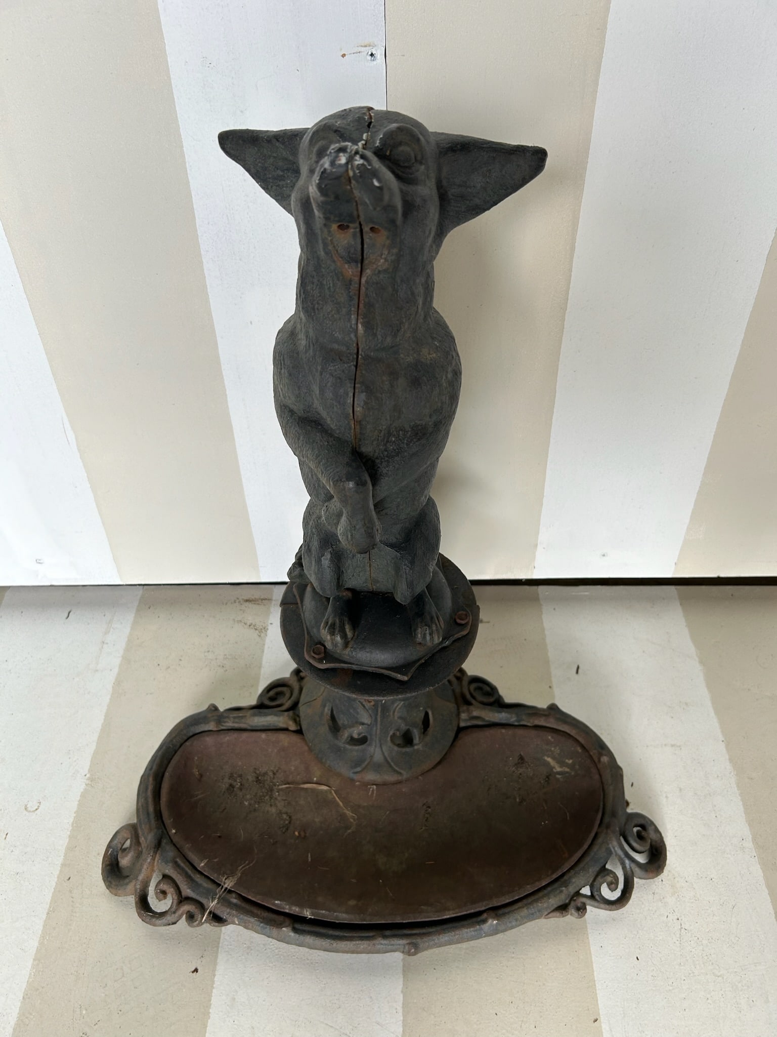 19th Century Cast Iron Umbrella Stand of a Begging Dog: 19th Century Cast Iron Umbrella Stand of a Begging Dog. Missing the top ring to hold the umbrellas