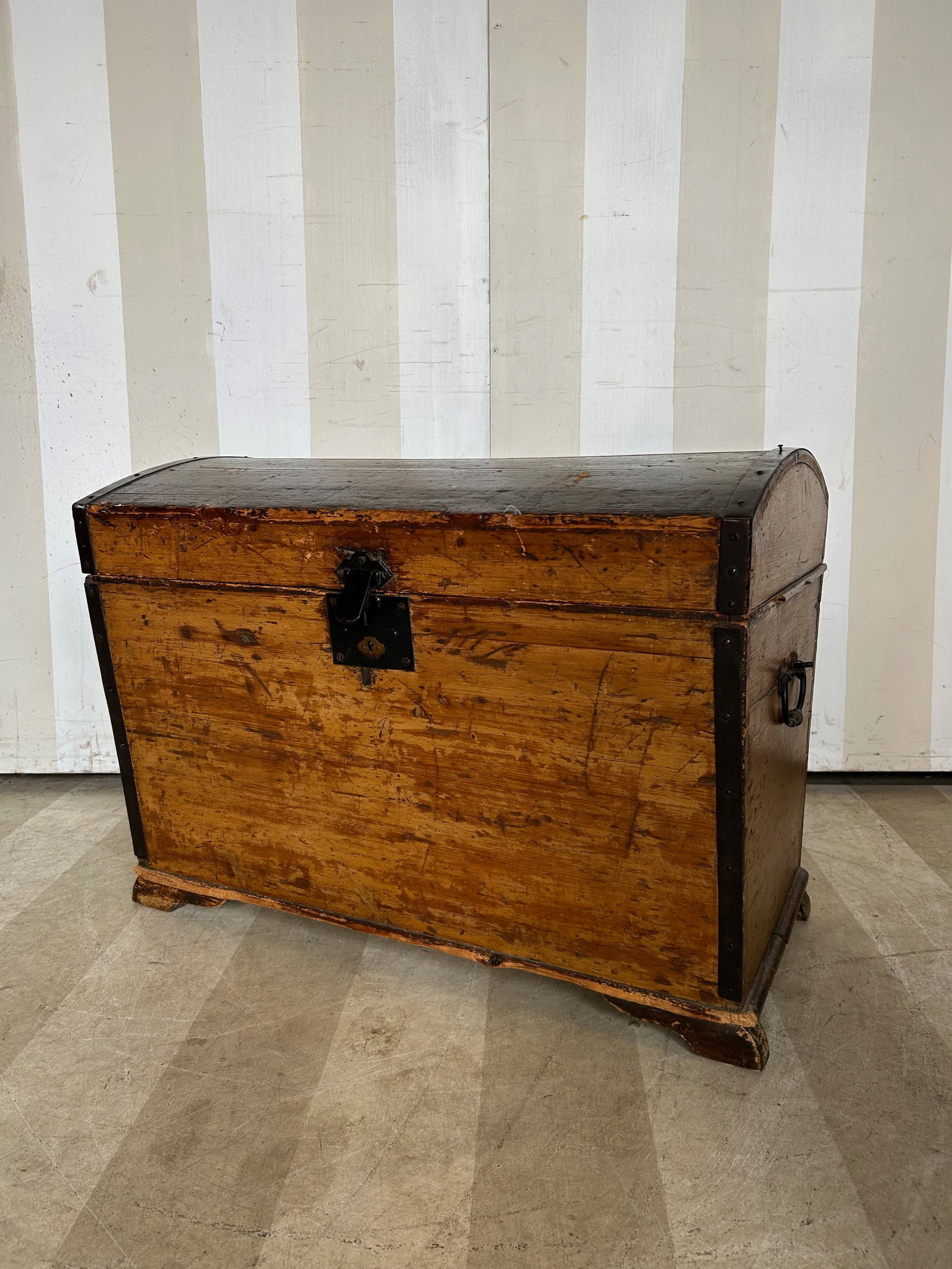 19th Century Pine Trunk: 19th Century Pine Trunk