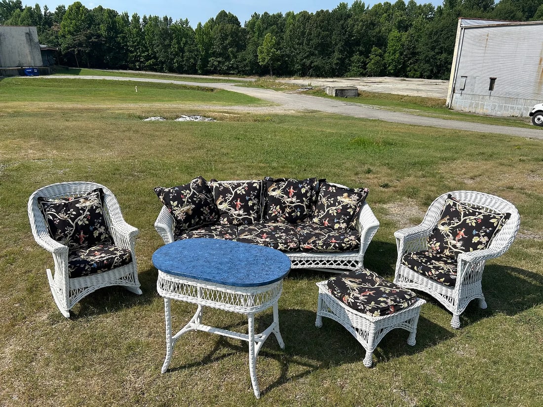 Fantastic Wicker set with Designer Cushions and Faux Painted Table: Fantastic Wicker set with Designer Cushions and Faux Painted Table