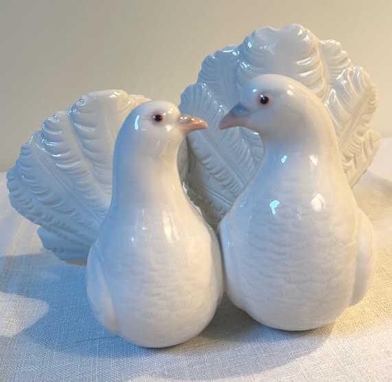 Vintage Lladro Porcelain Kissing Doves: Figurine number 1169. Approximately 9 X 5 tall. No visible chips or blemishes.